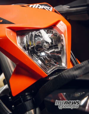 2027 KTM 300 EXC HARDENDURO: без лишней драмы, но с прежним запасом прочности — фото 12