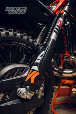 2027 KTM 300 EXC HARDENDURO: без лишней драмы, но с прежним запасом прочности — фото 11