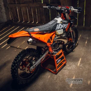 2027 KTM 300 EXC HARDENDURO: без лишней драмы, но с прежним запасом прочности — фото 9