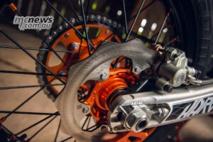 2027 KTM 300 EXC HARDENDURO: без лишней драмы, но с прежним запасом прочности — фото 22