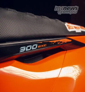 2027 KTM 300 EXC HARDENDURO: без лишней драмы, но с прежним запасом прочности — фото 19