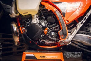 2027 KTM 300 EXC HARDENDURO: без лишней драмы, но с прежним запасом прочности — фото 16