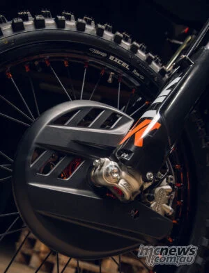 2027 KTM 300 EXC HARDENDURO: без лишней драмы, но с прежним запасом прочности — фото 10
