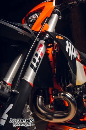 2027 KTM 300 EXC HARDENDURO: без лишней драмы, но с прежним запасом прочности — фото 17