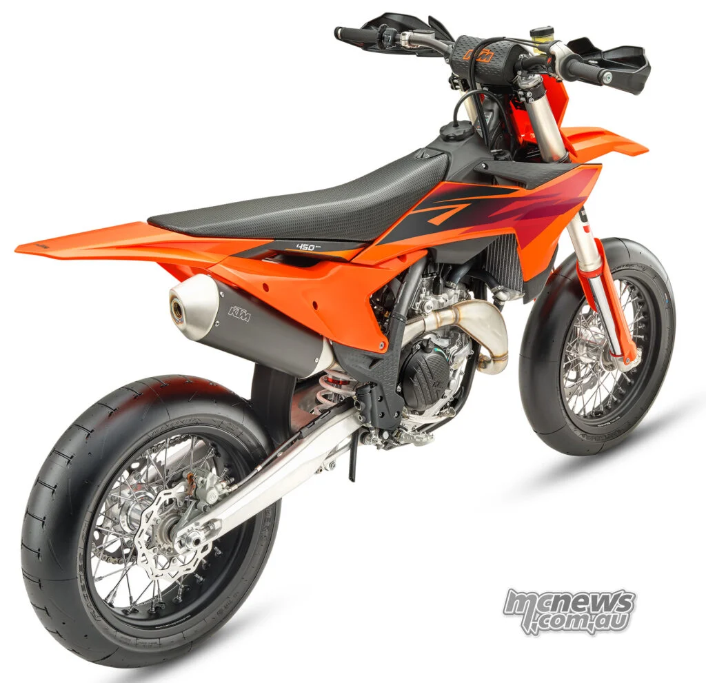 Задний трехчетвертной ракурс подчеркивает широкий слик Metzeler Racetec SM K1, моноамортизатор WP XACT с рычажной