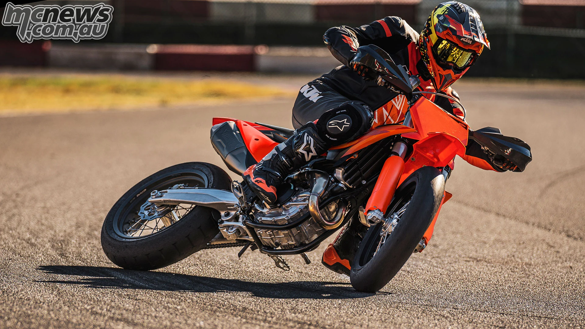 2027 KTM 450 SMR — новый облик, годовая гарантия, тот же боковой азарт