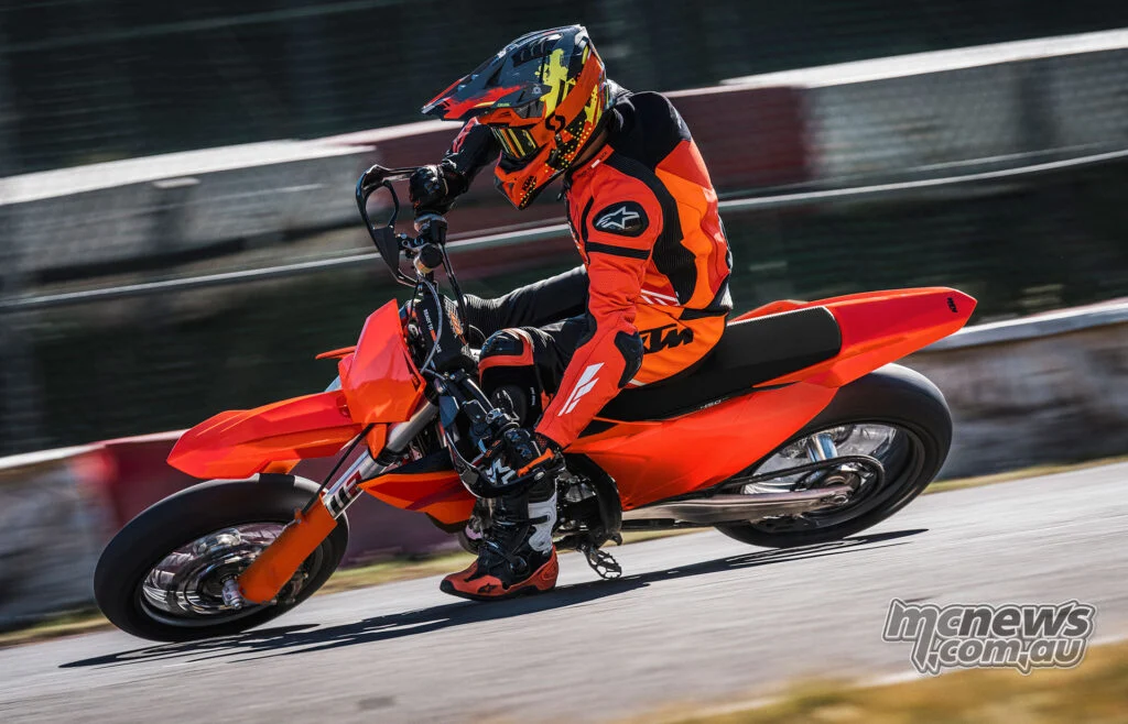 При массе 109,3 кг без топлива KTM 450 SMR сочетает компактные пропорции с резкими сменами направления, которые и составляют