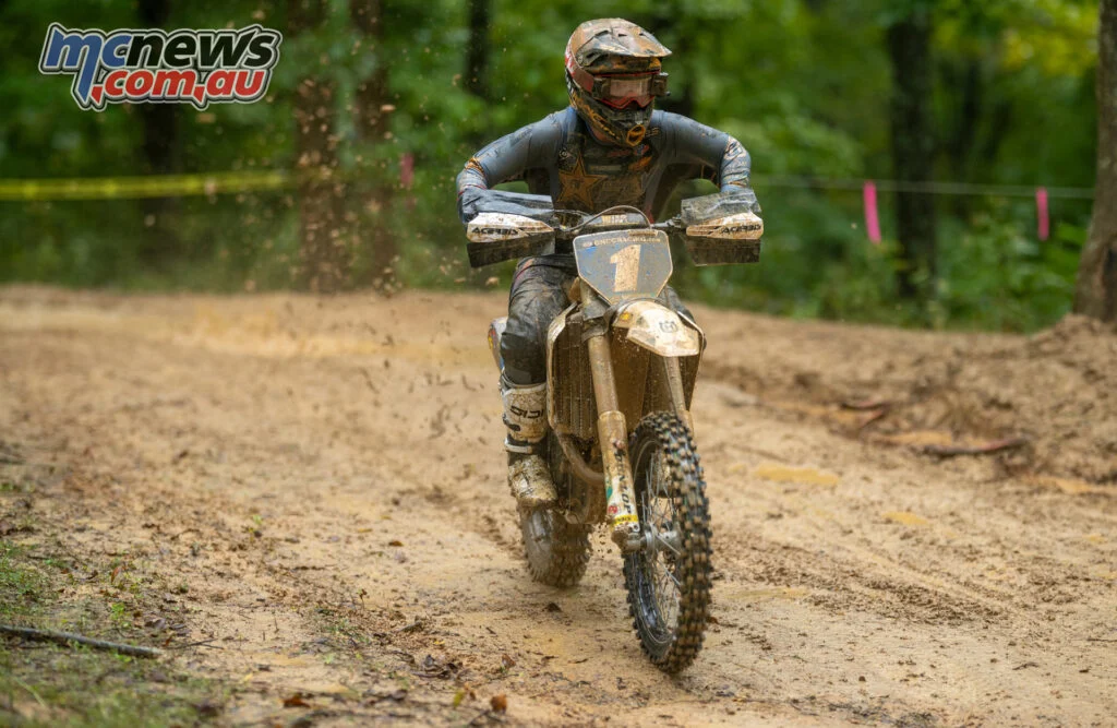 Кори Стид (Rockstar Energy Husqvarna Factory Racing) продолжила атаковать в утренней гонке и выиграла класс WXC — Фото: Mack