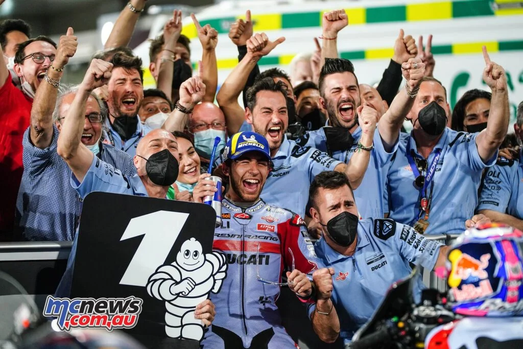 Энеа Бастианини и команда Gresini MotoGP после победы на этапе-открытии сезона 2022 года.
