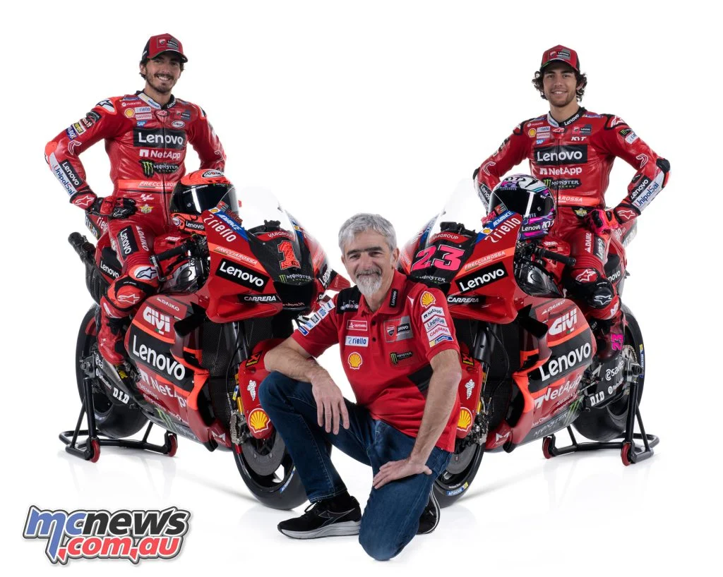Луиджи Даль’Инья с гонщиками Ducati Lenovo Баньяей и Бастианини в 2023 году.