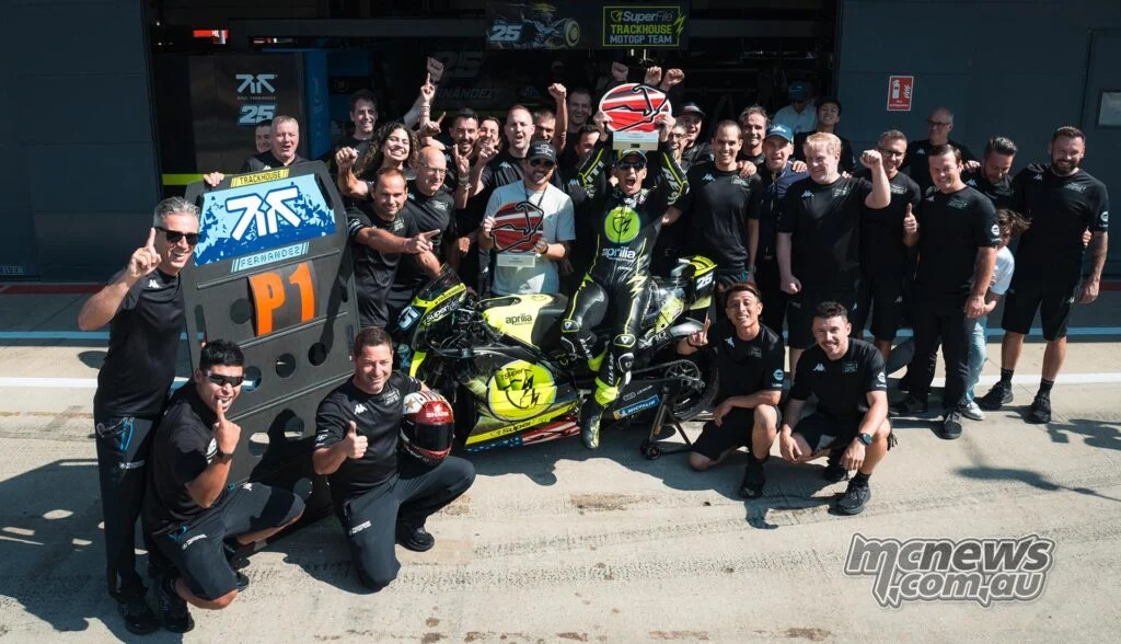 Рауль Фернандес и команда Trackhouse празднуют уверенную победу в британском MotoGP в Сильверстоуне.