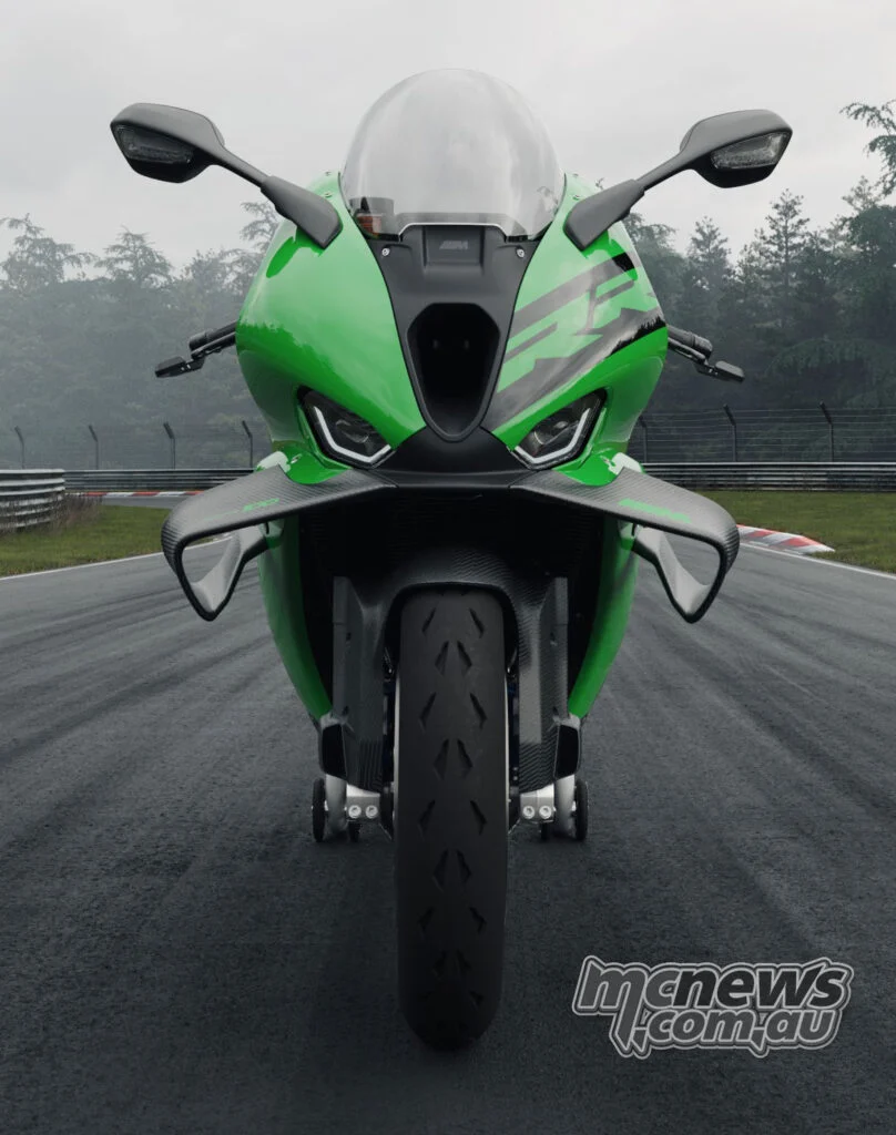 Существенный карбоновый аэродинамический пакет M 1000 RR создаёт резкий контраст с кузовом в Nürburgring Green