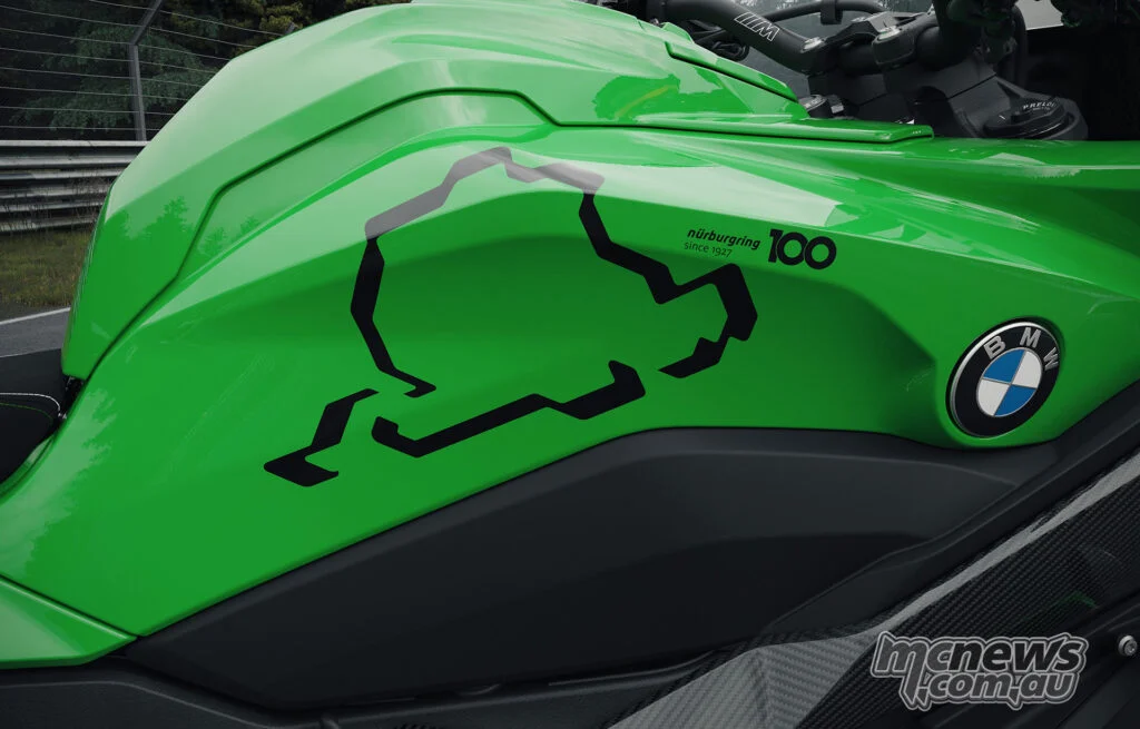 На M 1000 XR особенно заметны контур Nordschleife, надпись «Nürburgring since 1927» и юбилейная графика