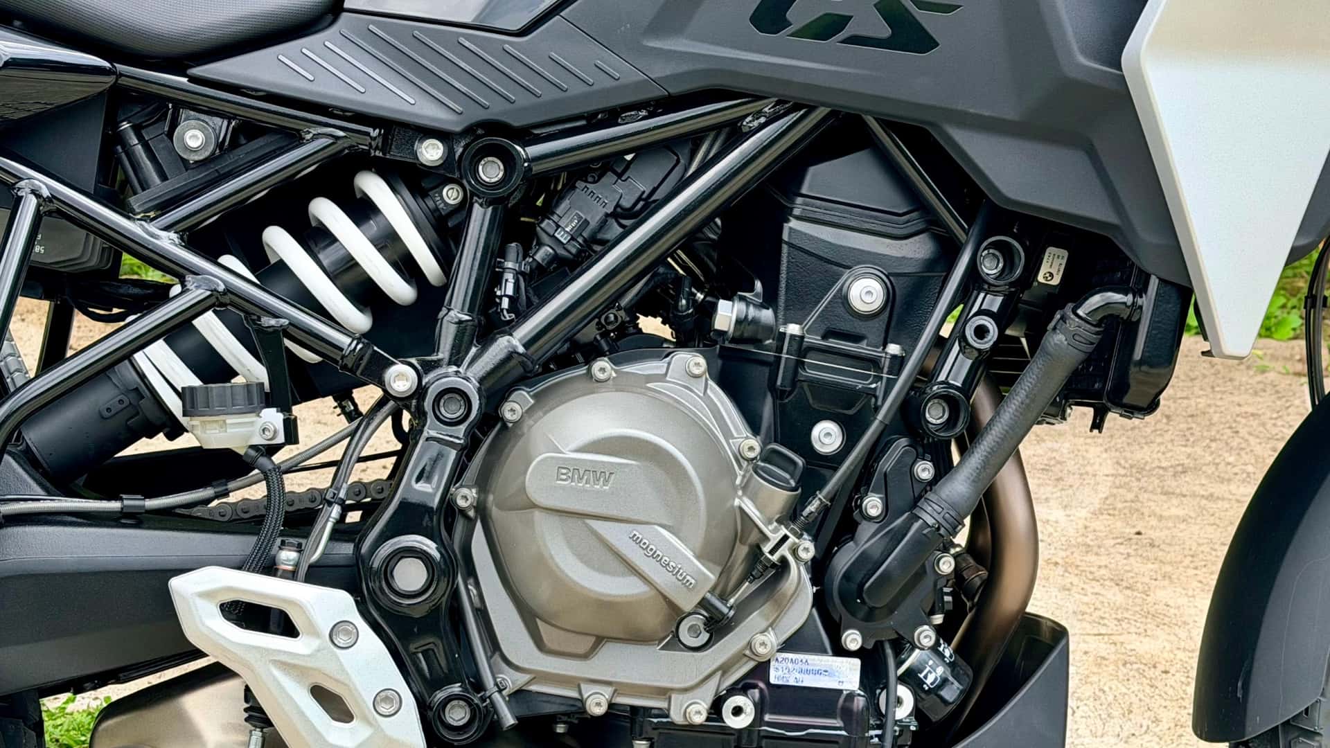 BMW замечен на испытаниях совершенно нового среднеразмерного приключенческого мотоцикла