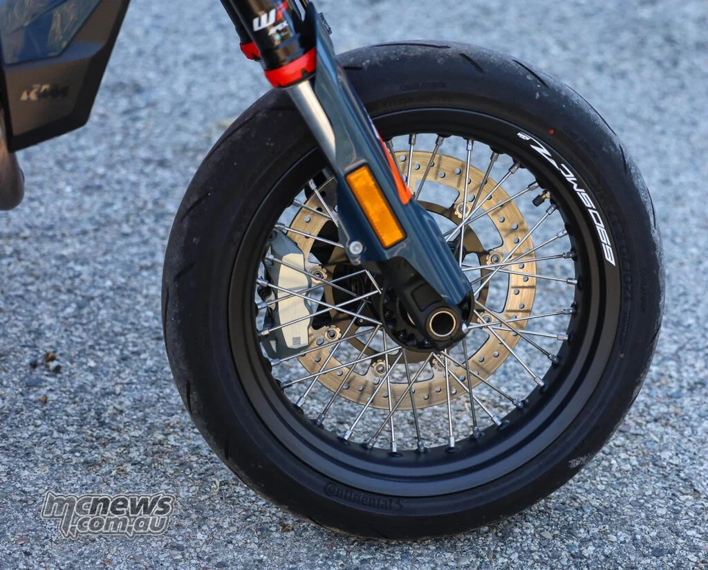 690 SMC R оснащен 17-дюймовыми спицованными колесами и шинами Continental ContiAttack SM 2, что подчеркивает его подлинную