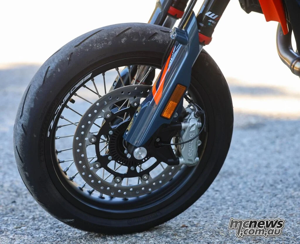 Четырехпоршневой передний суппорт Brembo и диск 320 мм дают 690 SMC R ту тормозную технику, которую ожидаешь от серьезного