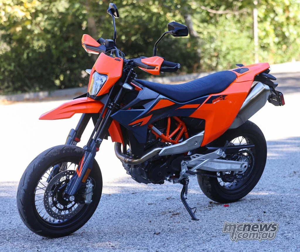 690 SMC R невозможно спутать с обычным нейкедом; это дорожный супермото с очень узкой специализацией.