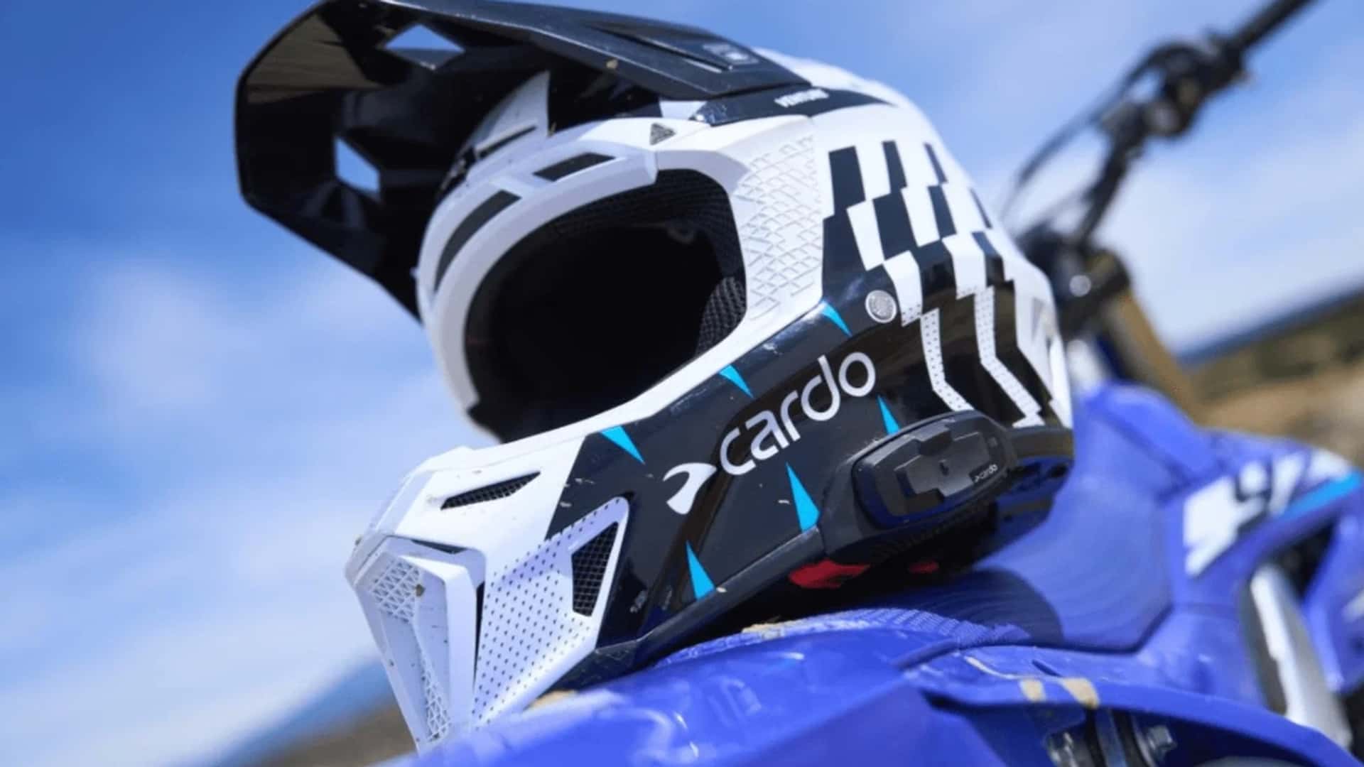 Cardo запускает первый в мире MX-шлем со встроенной mesh-связью