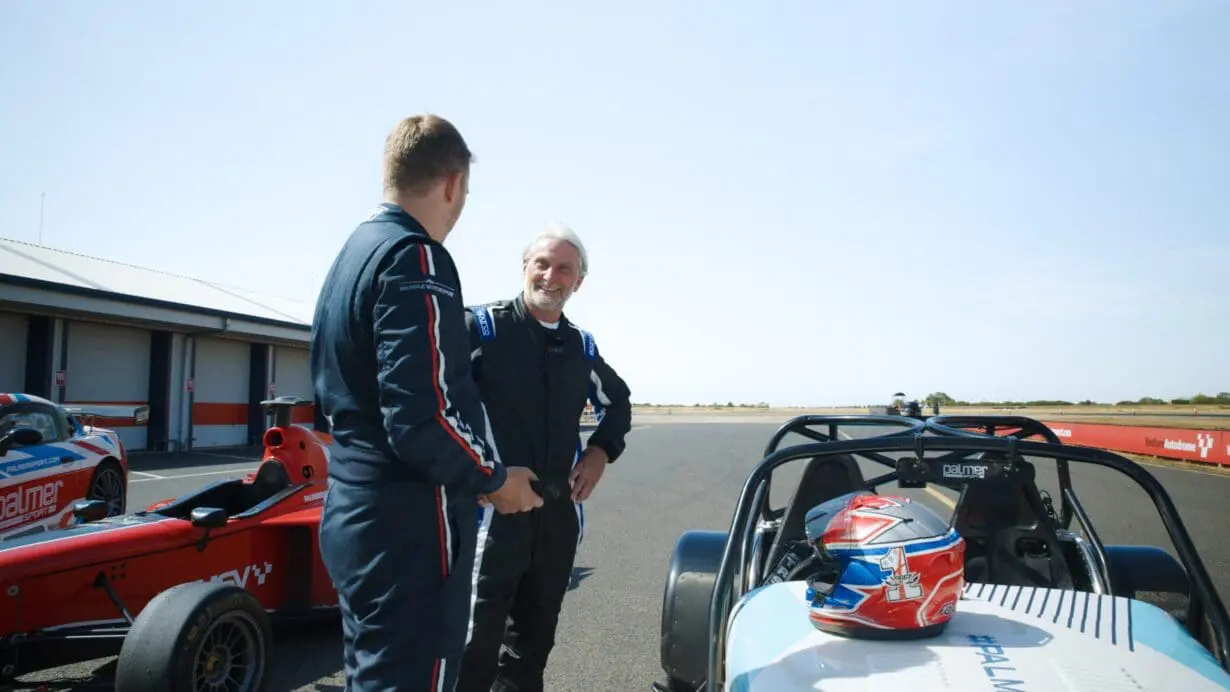 Carl Fogarty снова на трассе! Легенда супербайка бросил вызов Алексу Брандлу в гонке на четырёх колёсах