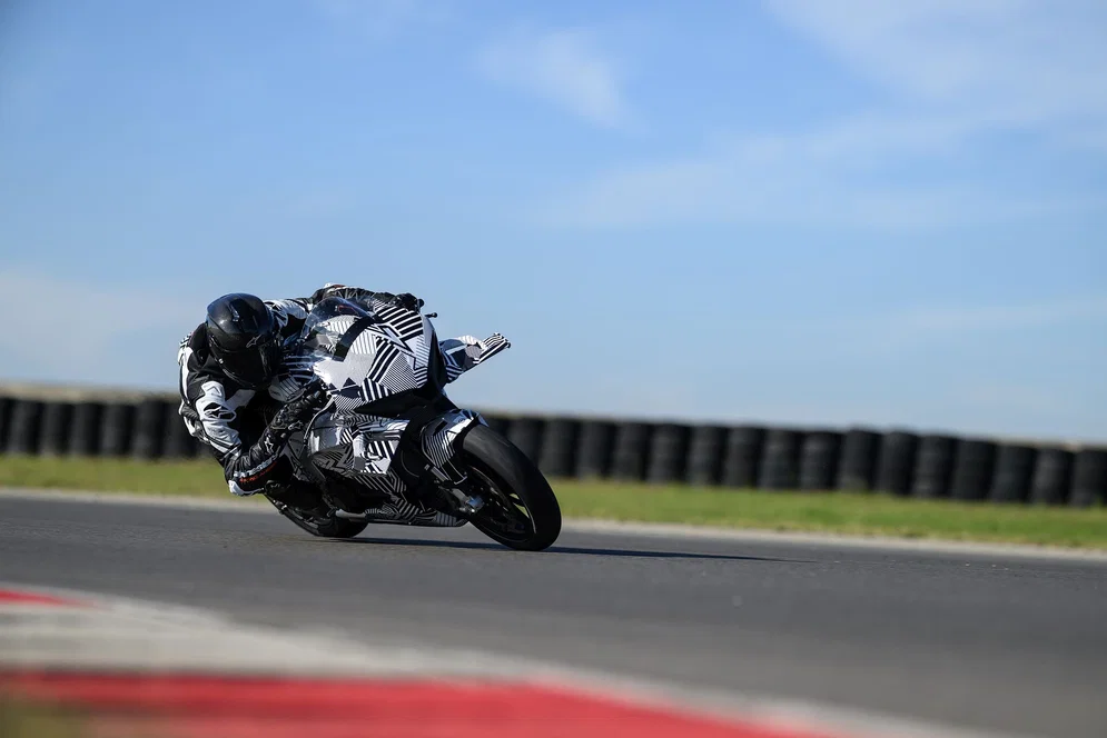 CFMoto вывела V4 SR-RR на трек, пока продолжается разработка прототипа, способного разгоняться до 316 км/ч
