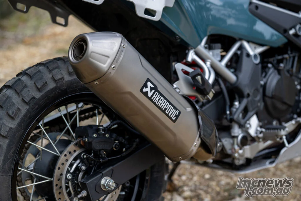Slip-on Akrapovič снижает массу и делает звук более насыщенным – Image RbMotoLens