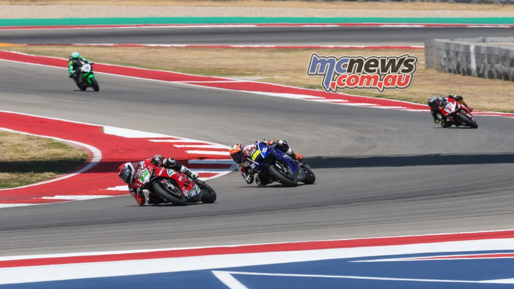 Харрисон Войт преследовал Даррина Байндера в своём дебюте в MotoAmerica и начал последний круг субботней гонки всего в 0,285