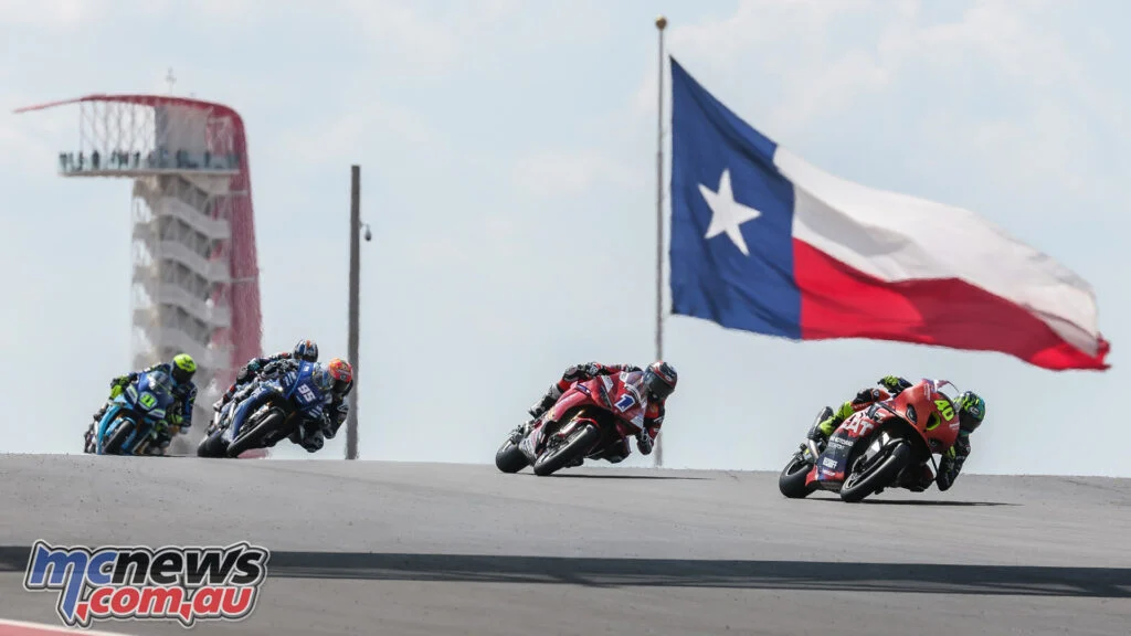 Шон Дилан Келли возглавляет пелотон Superbike на COTA. По итогам этапа в Техасе его преимущество над Бобби Фонгом в