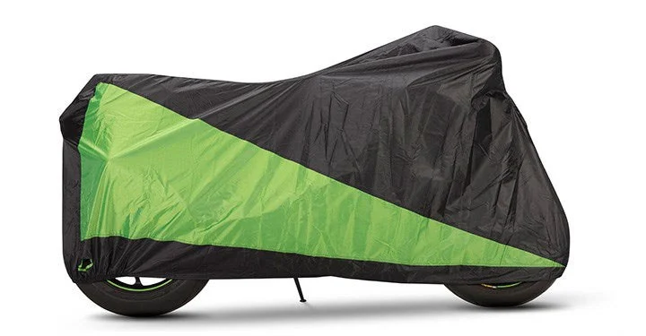 Чехол Kawasaki Outdoor Bike Cover среднего размера выполнен из плотного нетканого полиэстера и поставляется с чехлом для