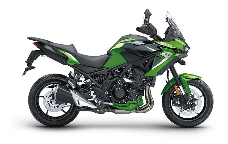Versys 900 SE показан в цвете Plasma Lime Green с Metallic Spark Black