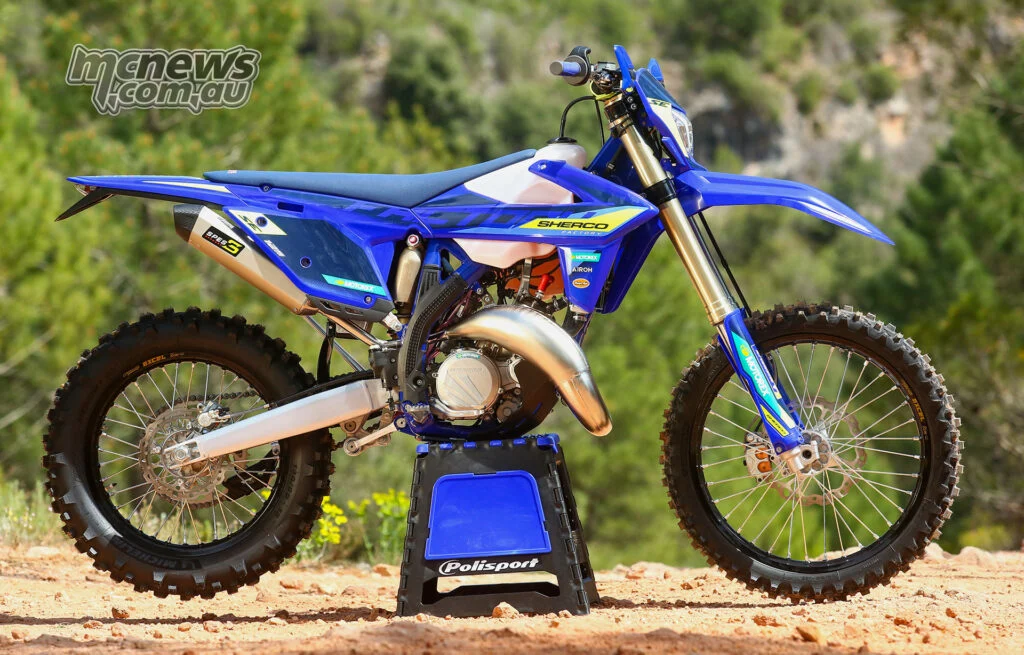 125 SE Factory получил самые заметные изменения трансмиссии для MY27, включая более легкую шестиступенчатую коробку передач