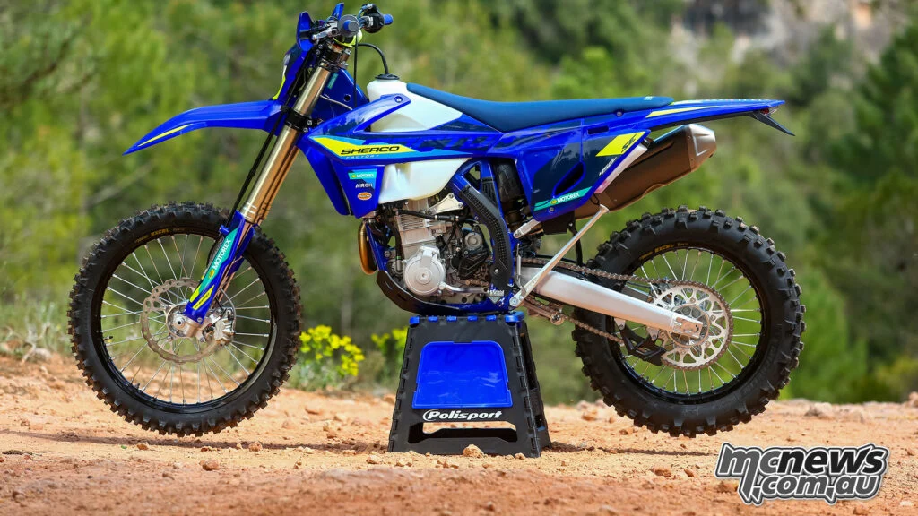 450 SEF Factory оснащается 449,40-кубовым одноцилиндровым четырехклапанным мотором DOHC, а вершину австралийской линейки