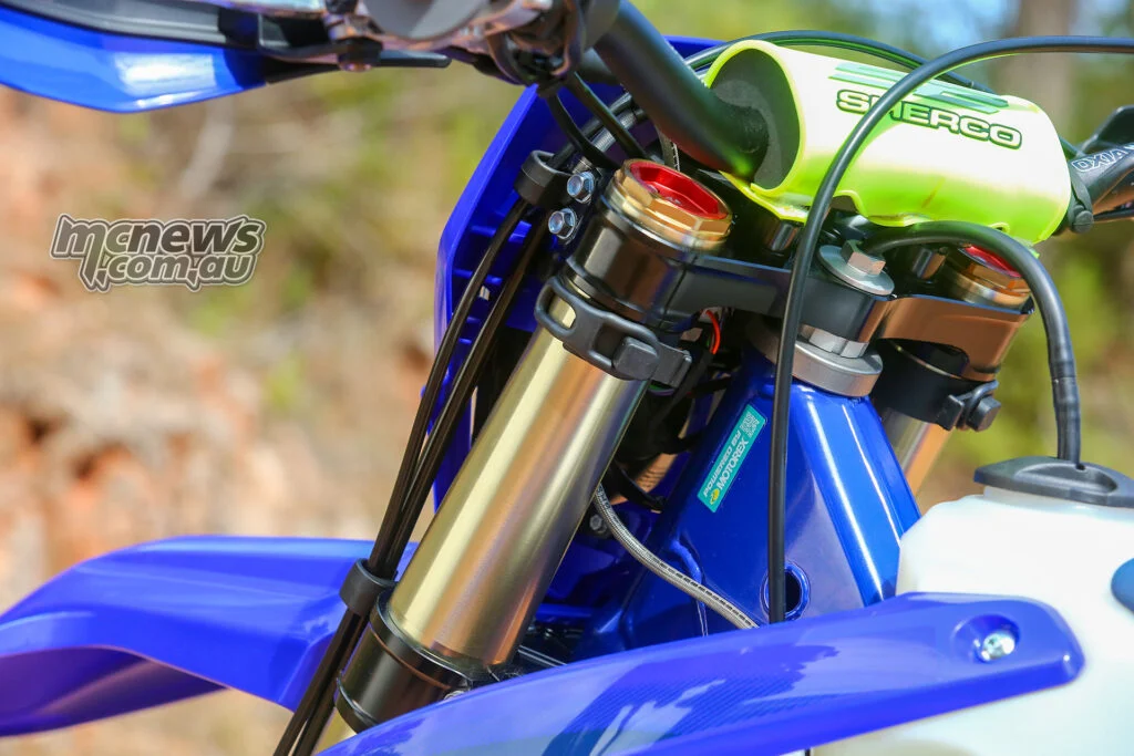 Линейка Factory Enduro MY27 использует 48-миллиметровые вилки KYB закрытого картриджного типа с ходом 300 мм и