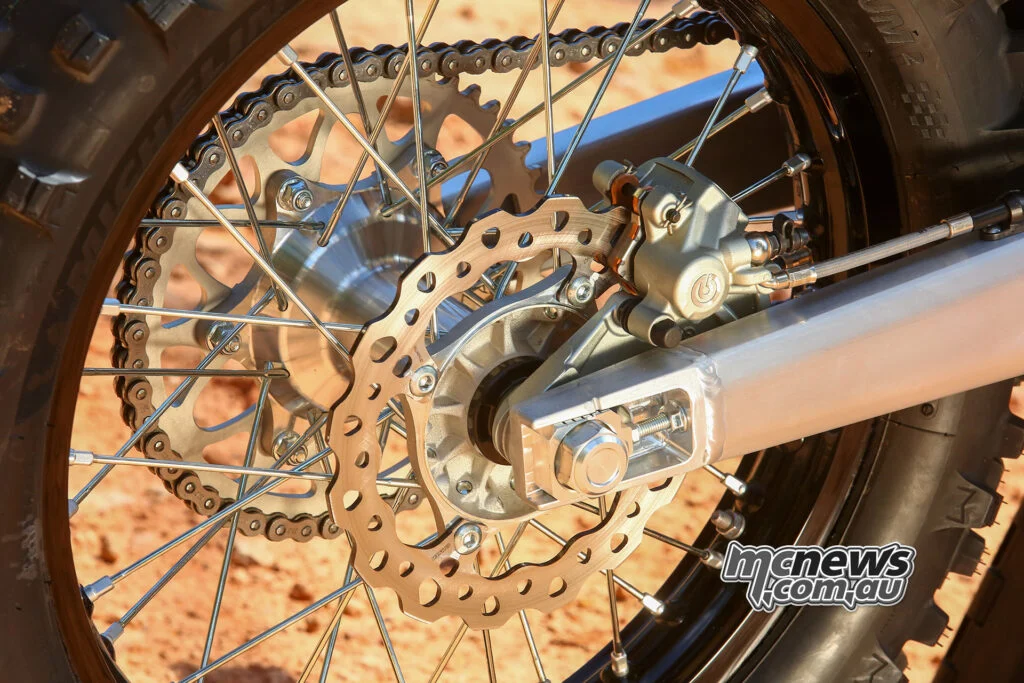 Гидравлические тормоза Brembo входят в стандартное оснащение всей Factory-линейки, с передним диском 260 мм и задним диском