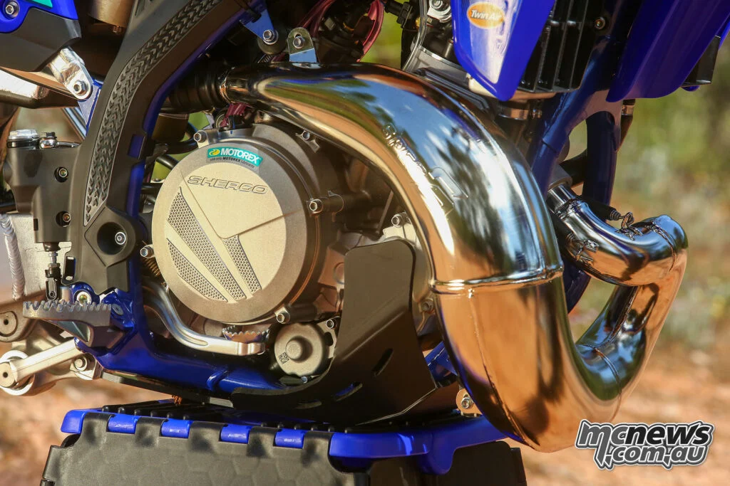 Двухтактные модели Sherco MY27 сохраняют хромированные расширительные камеры и алюминиевые глушители, а также электростартер