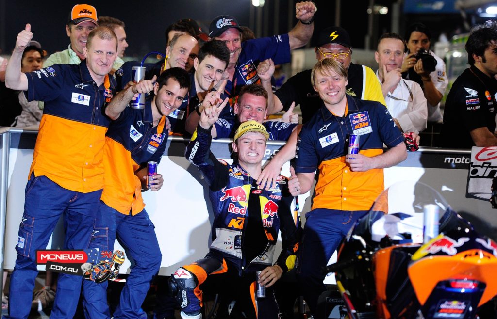 Джек Миллер празднует свою первую победу в Гран-при на старте сезона Moto3 2014 года в Катаре