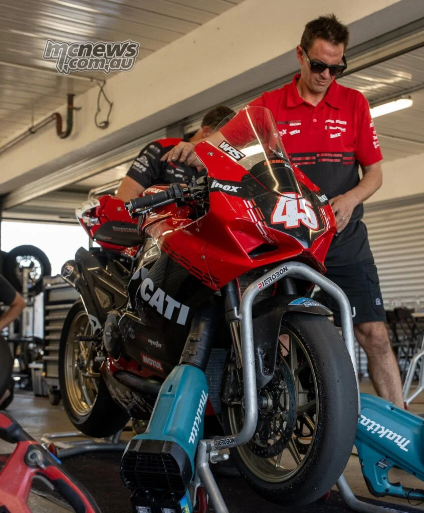 Бен Генри готовит мотоцикл Ducati Supersport Next Generation для Олли Симпсона во время январского теста на Phillip Island —