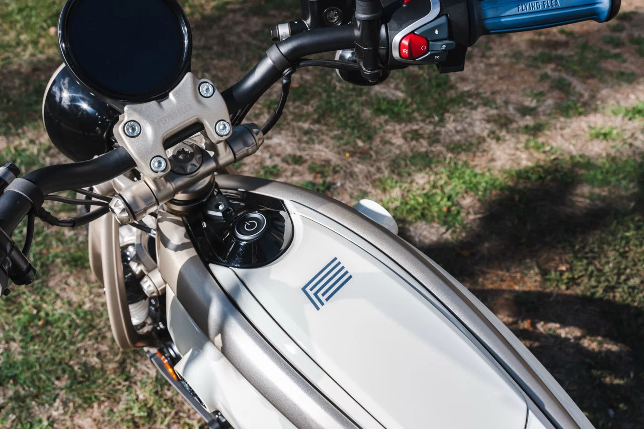 Royal Enfield Flying Flea C6 удивил на ходу — фото 6