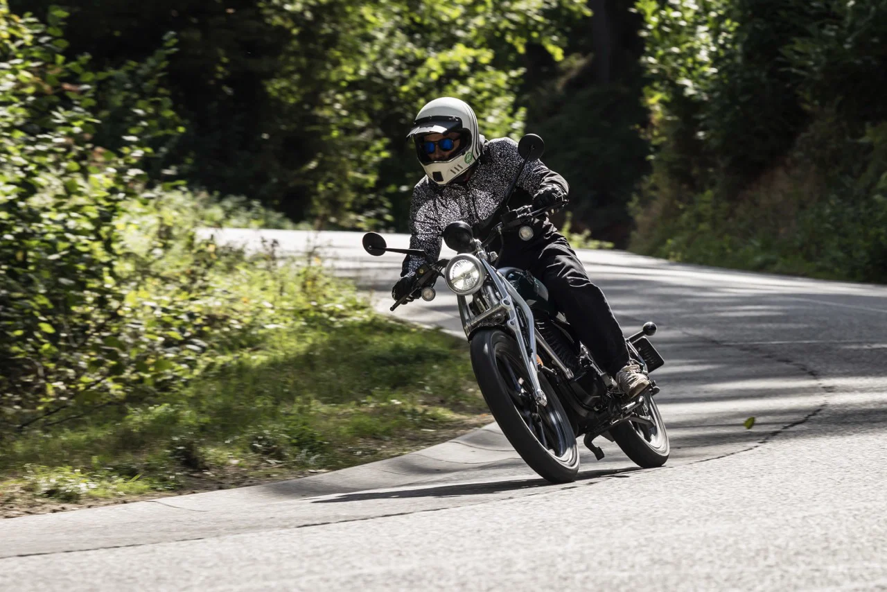 Royal Enfield Flying Flea C6 удивил на ходу — фото 8