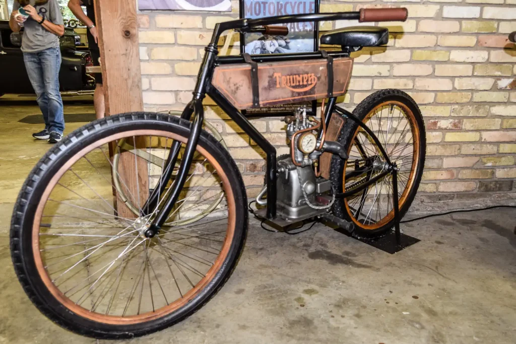 Эта работа напоминает одноцилиндровый Triumph мощностью 3 л. с. 1906 года
