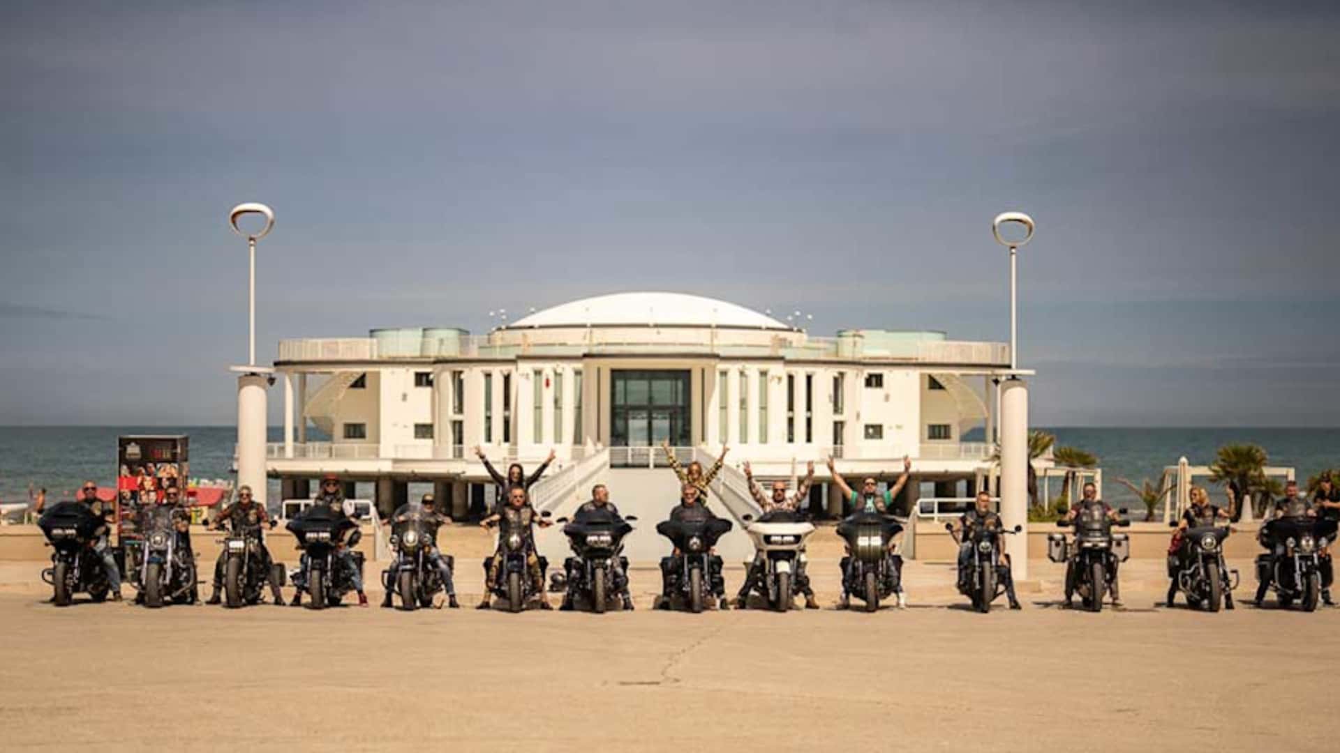 Harley-Davidson превращает итальянский прибрежный город в 4-дневный мотофестиваль