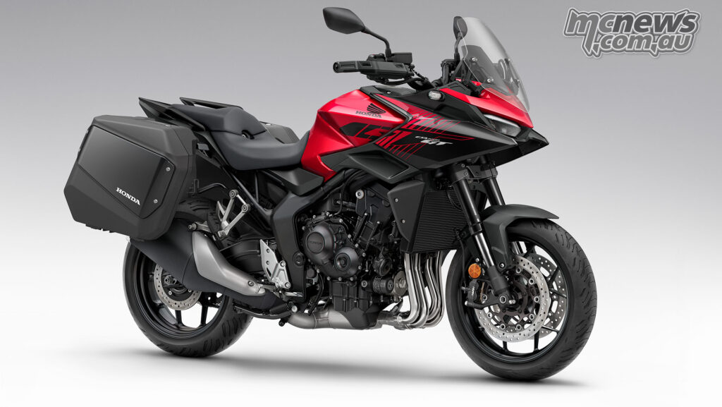 Новый CB1000GT сочетает производительность четырёхцилиндрового мотора, унаследованного от Fireblade, с электронной