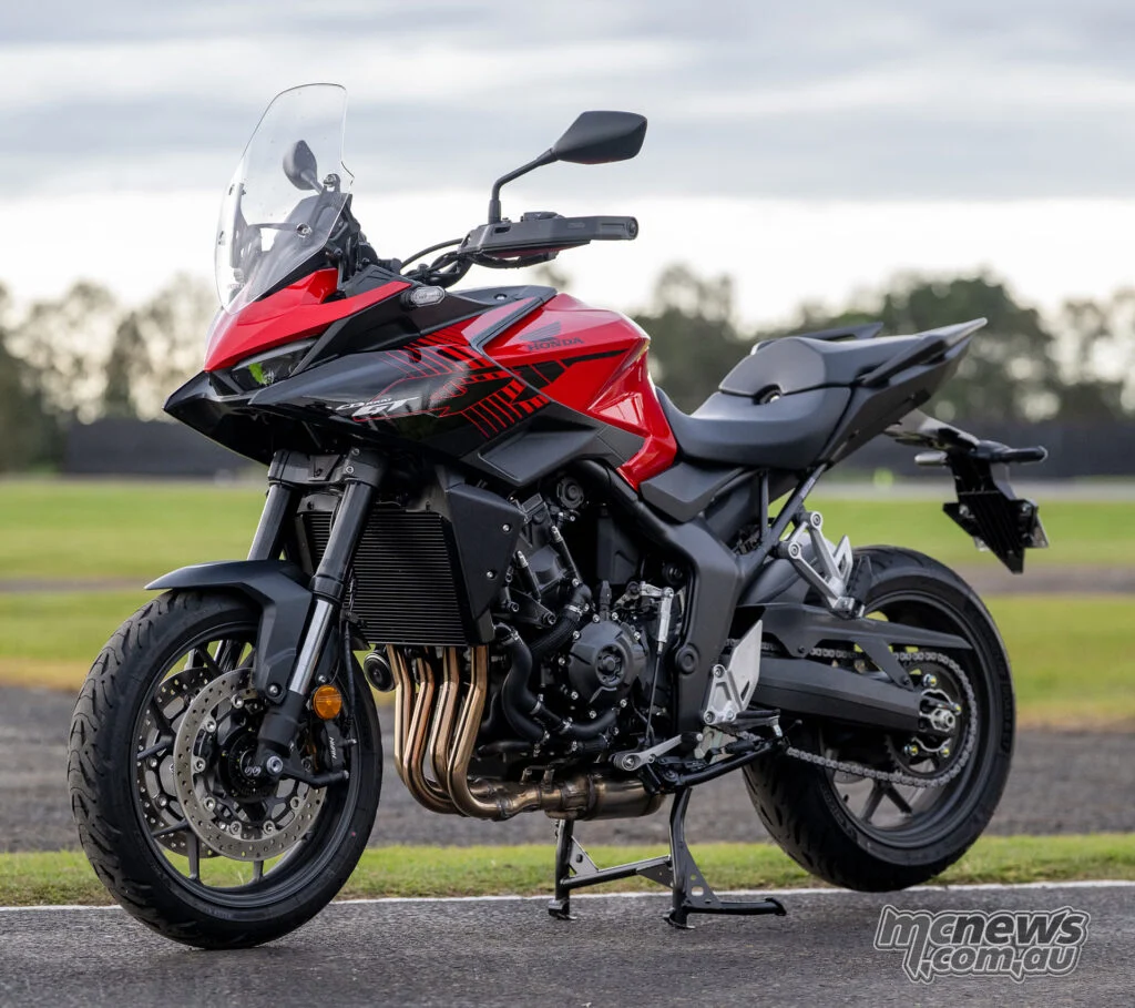 Honda заявляет снаряженную массу 229 кг, однако CB1000GT держит массу достаточно низко, чтобы уже с первых метров казаться