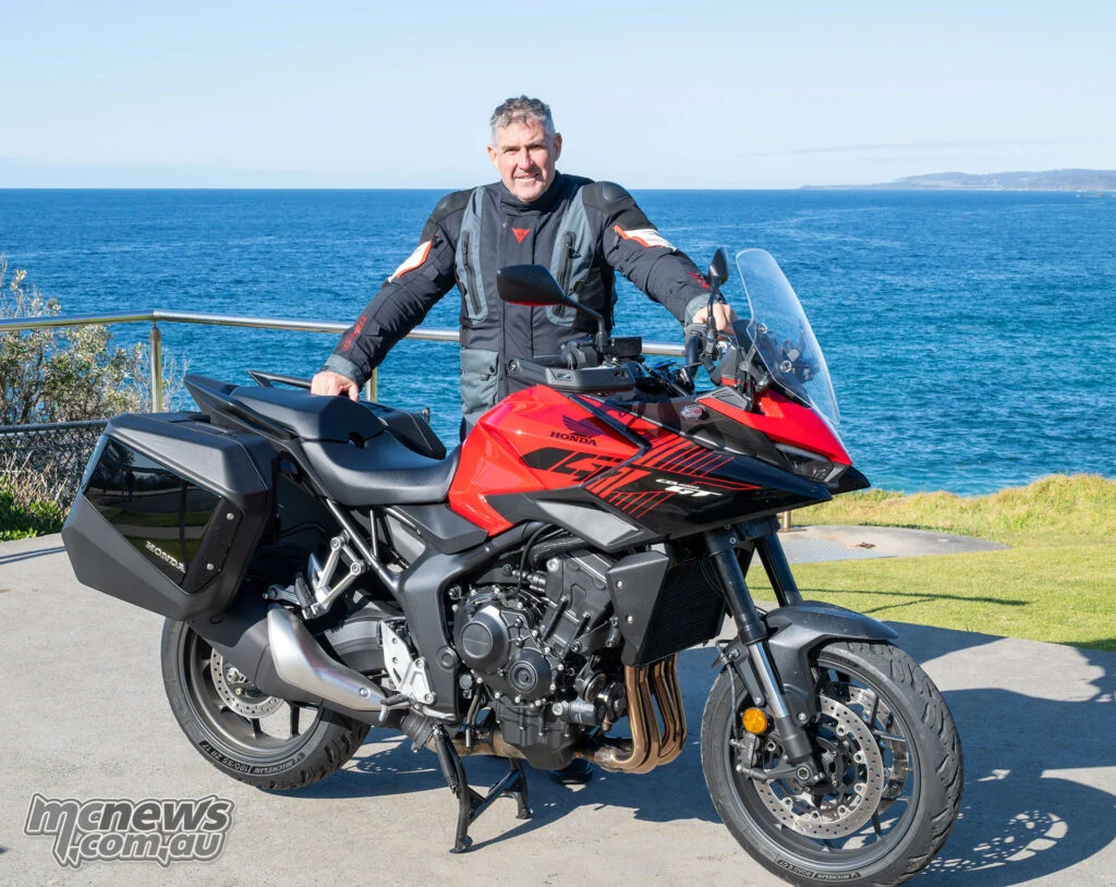 Тревор Хедж с Honda CB1000GT — спутником на 2500 километров горных дорог, прибрежных маршрутов и новых воспоминаний за три