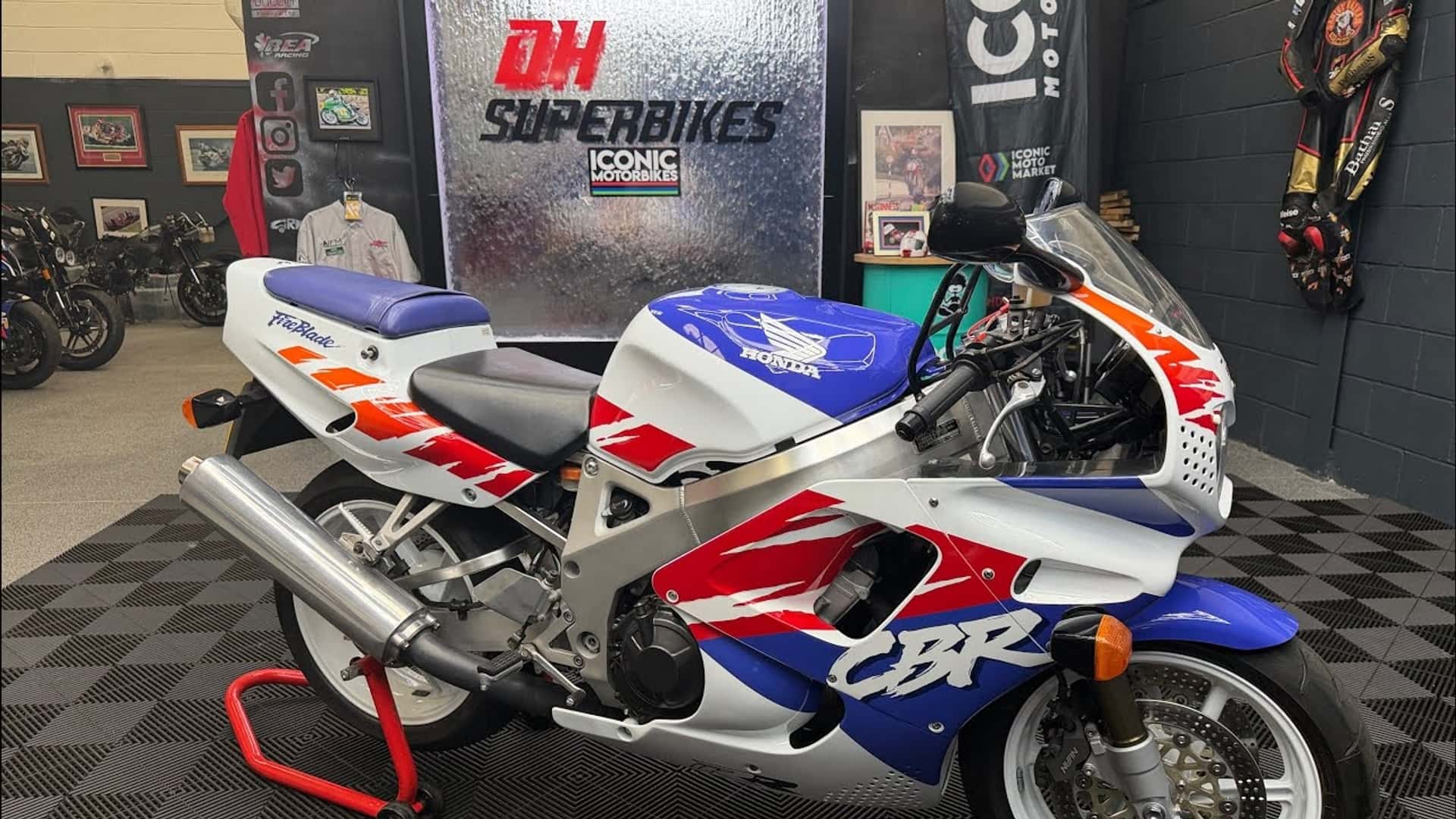 Honda Fireblade Джеймса Мэя выставлен на аукцион. И у Captain Slow явно есть свой тип мотоциклов