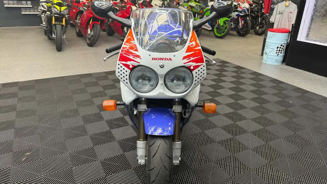 Honda Fireblade Джеймса Мэя выставлен на аукцион. И у Captain Slow явно есть свой тип мотоциклов — фото 2