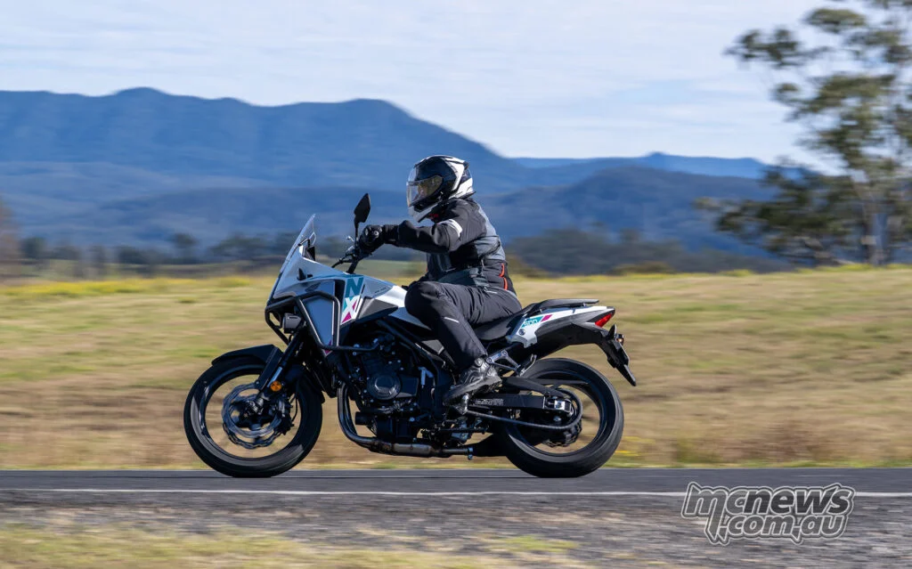 Honda NX500 E-Clutch 2026 года добавляет действительно полезную новую функцию к привычному для Honda пакету LAMS для любых
