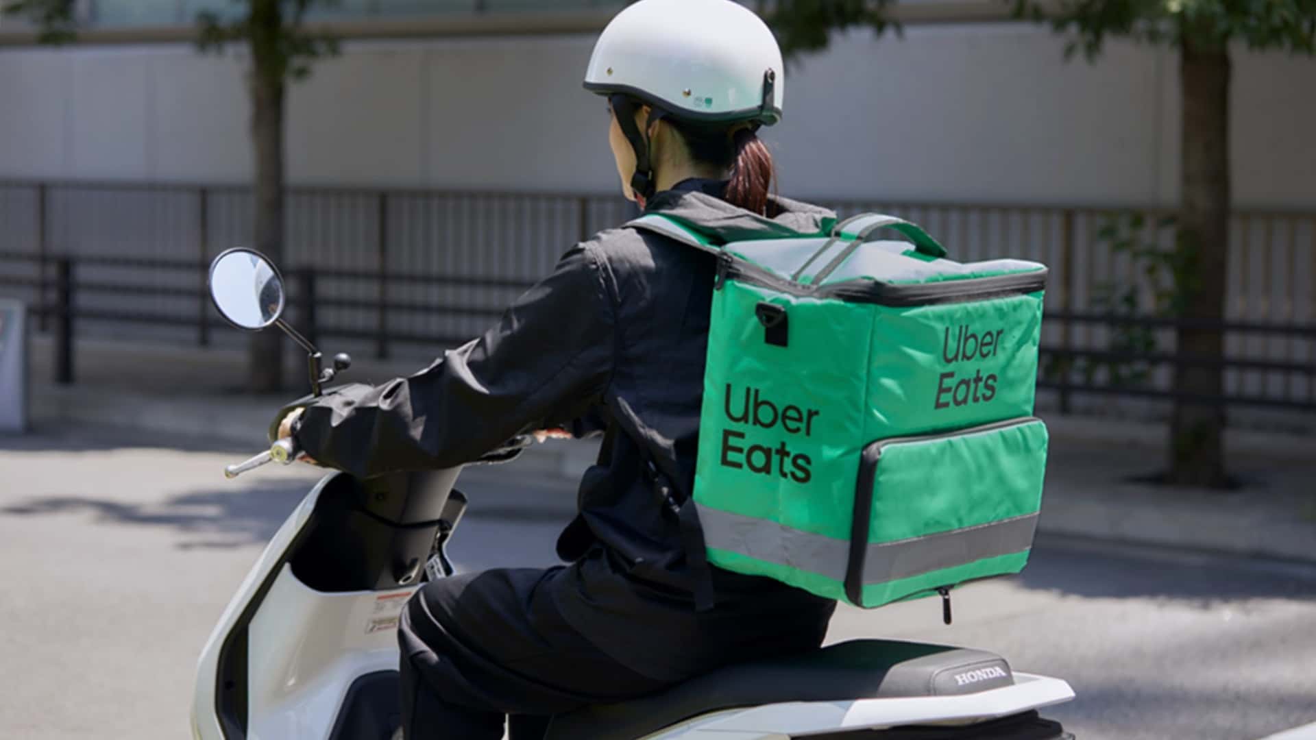 Honda оценит, насколько безопасно ездят курьеры Uber Eats