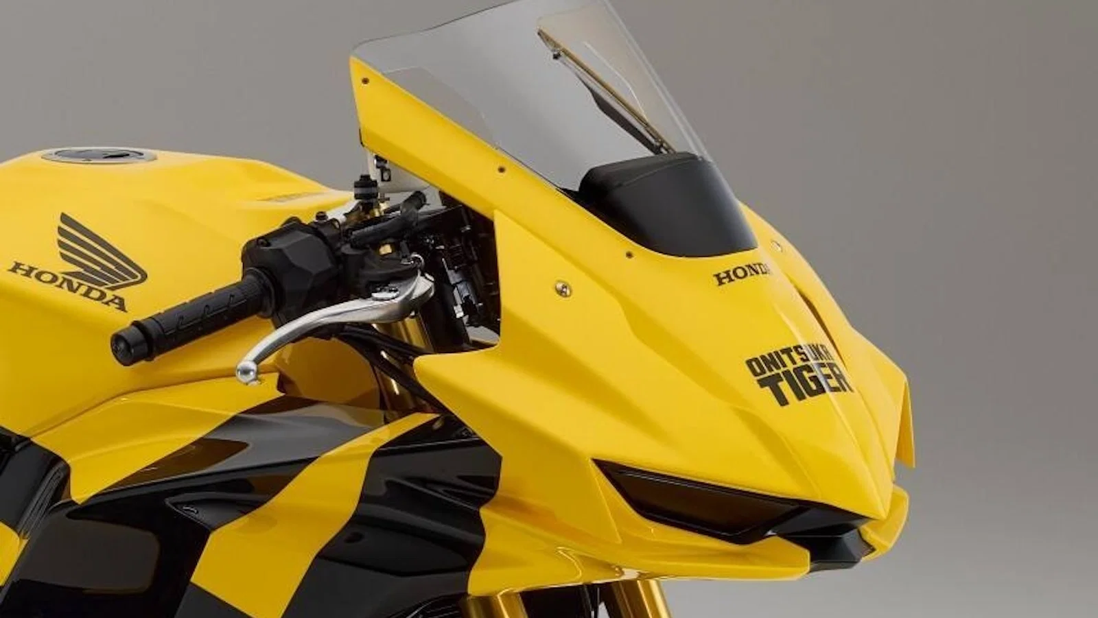 Honda показала новый концепт среднекубатурного спортбайка с Onitsuka Tiger