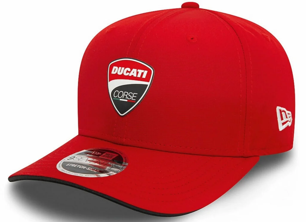 Кепка Ducati New Era DC Classic выделяется заметной нашивкой Ducati Corse Shield.