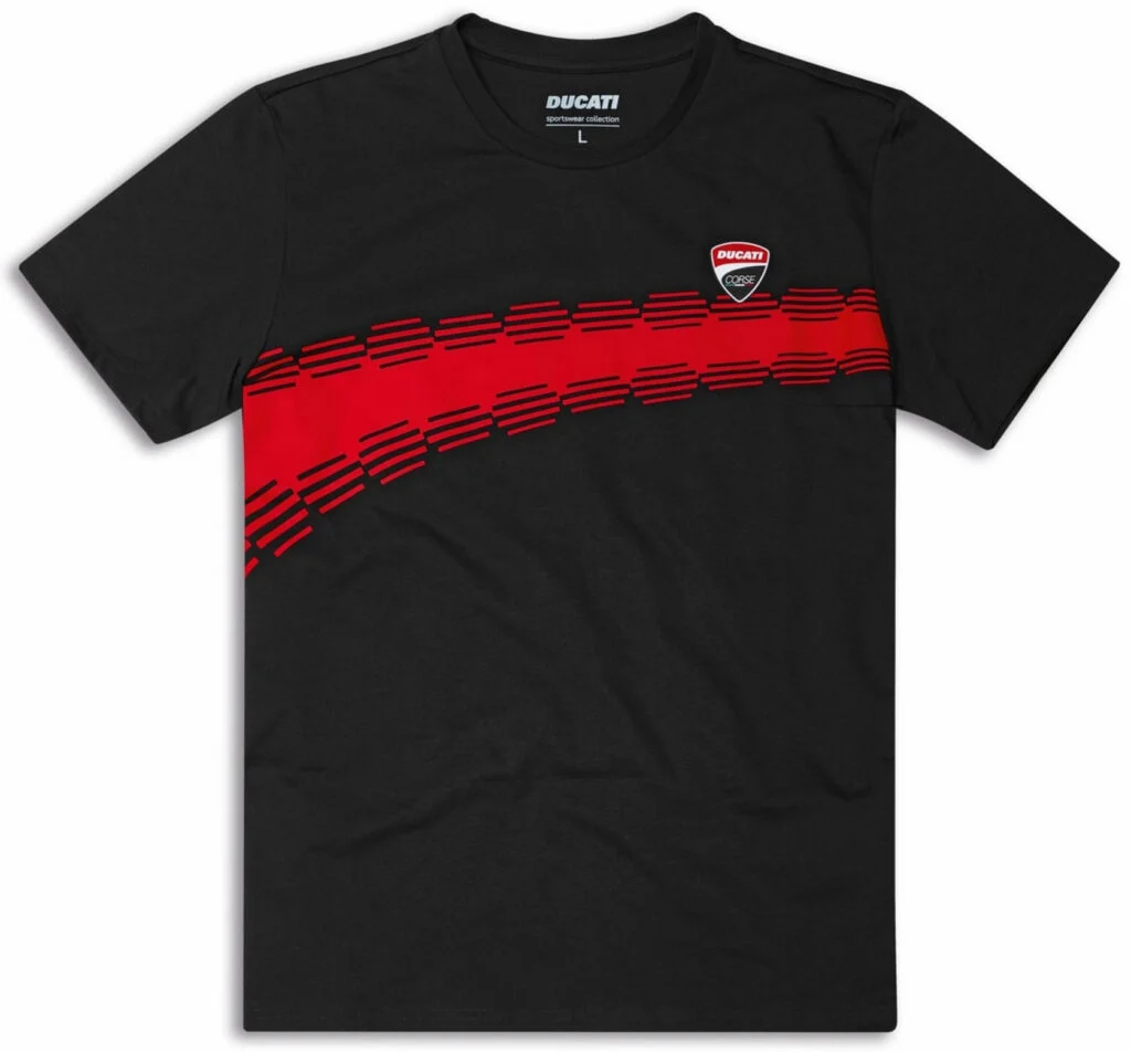 Черная футболка DC Livery украшена красной гоночной графикой на груди.